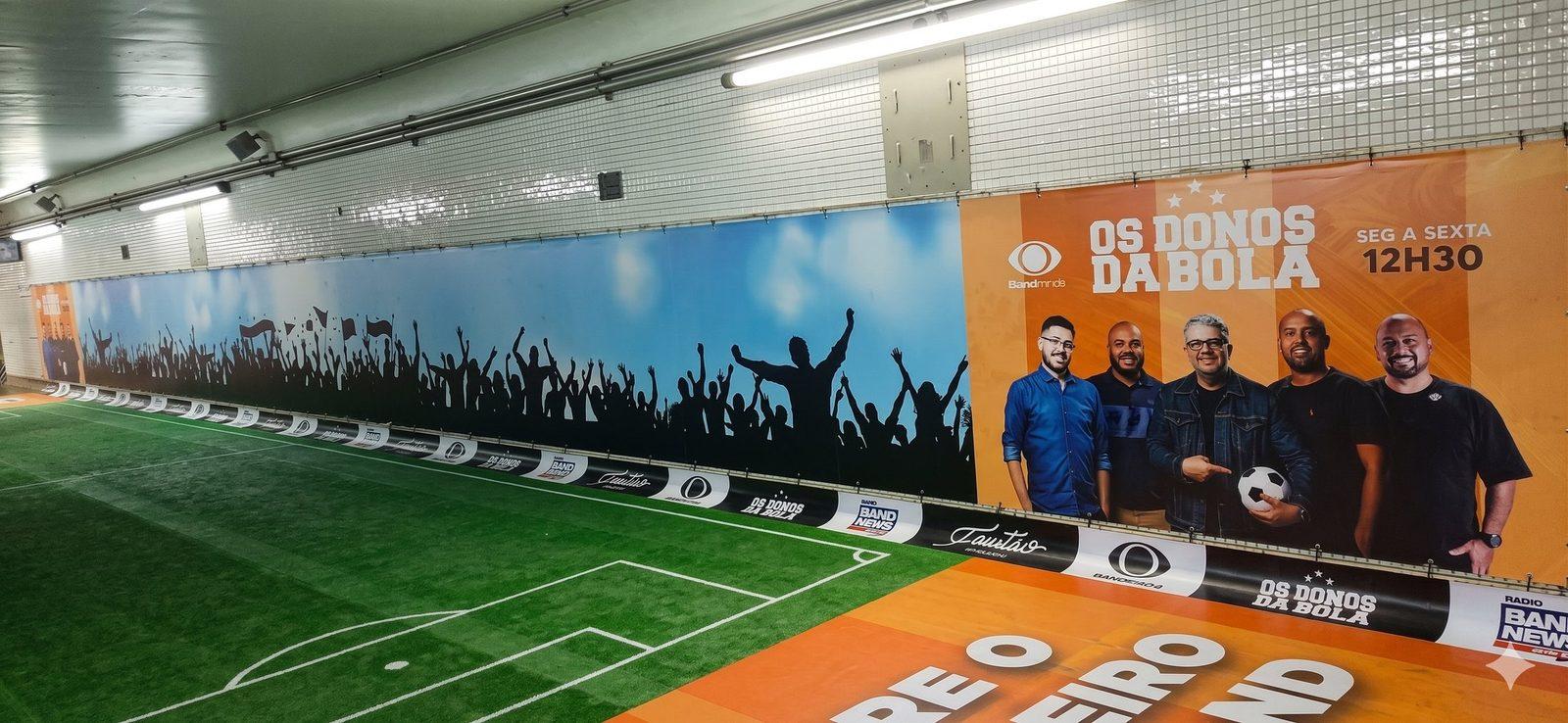 Painel do programa Os Donos da Bola da Band Minas impresso pela Prime Graff